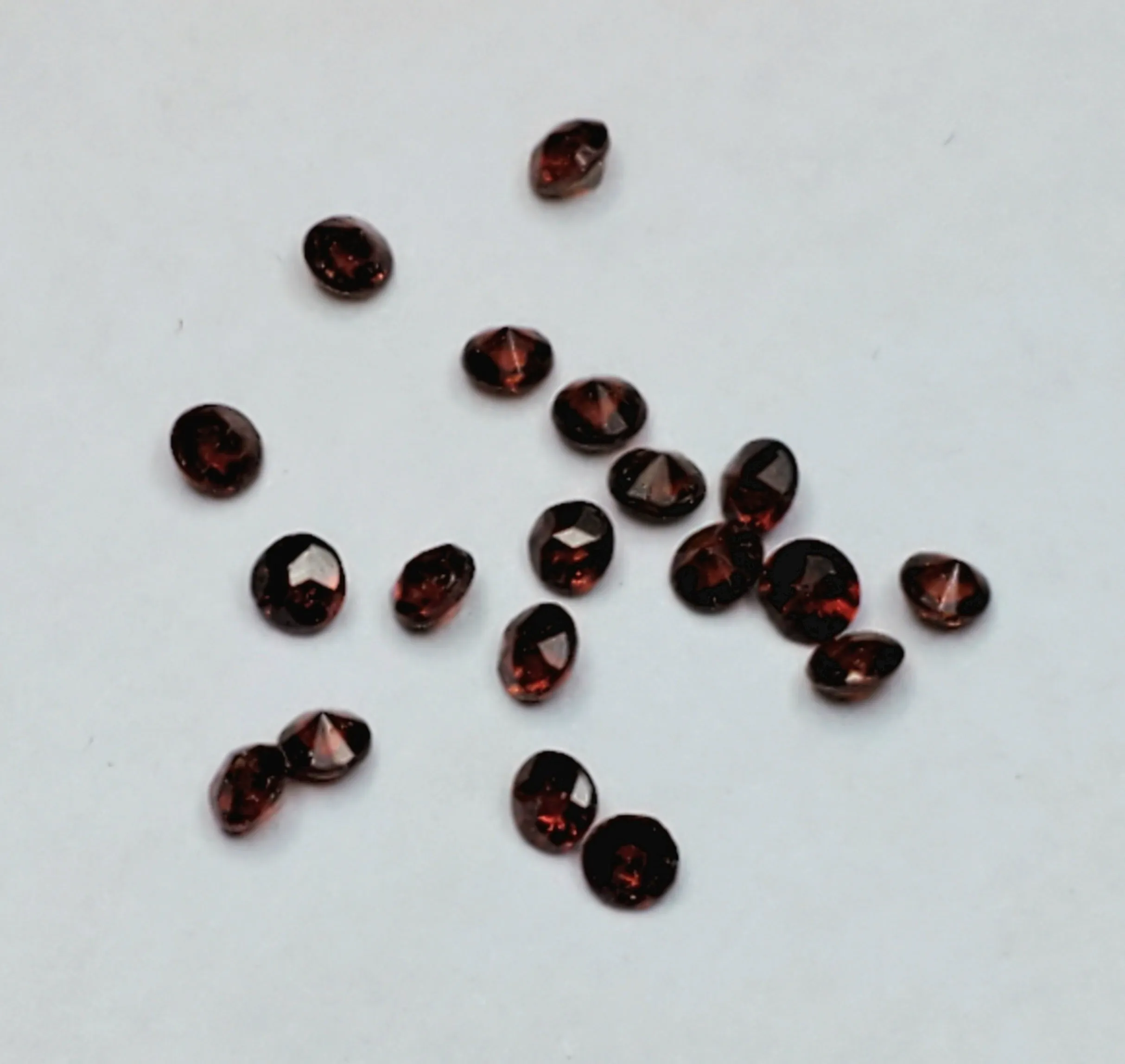 19 Round Cut Melee Garnets