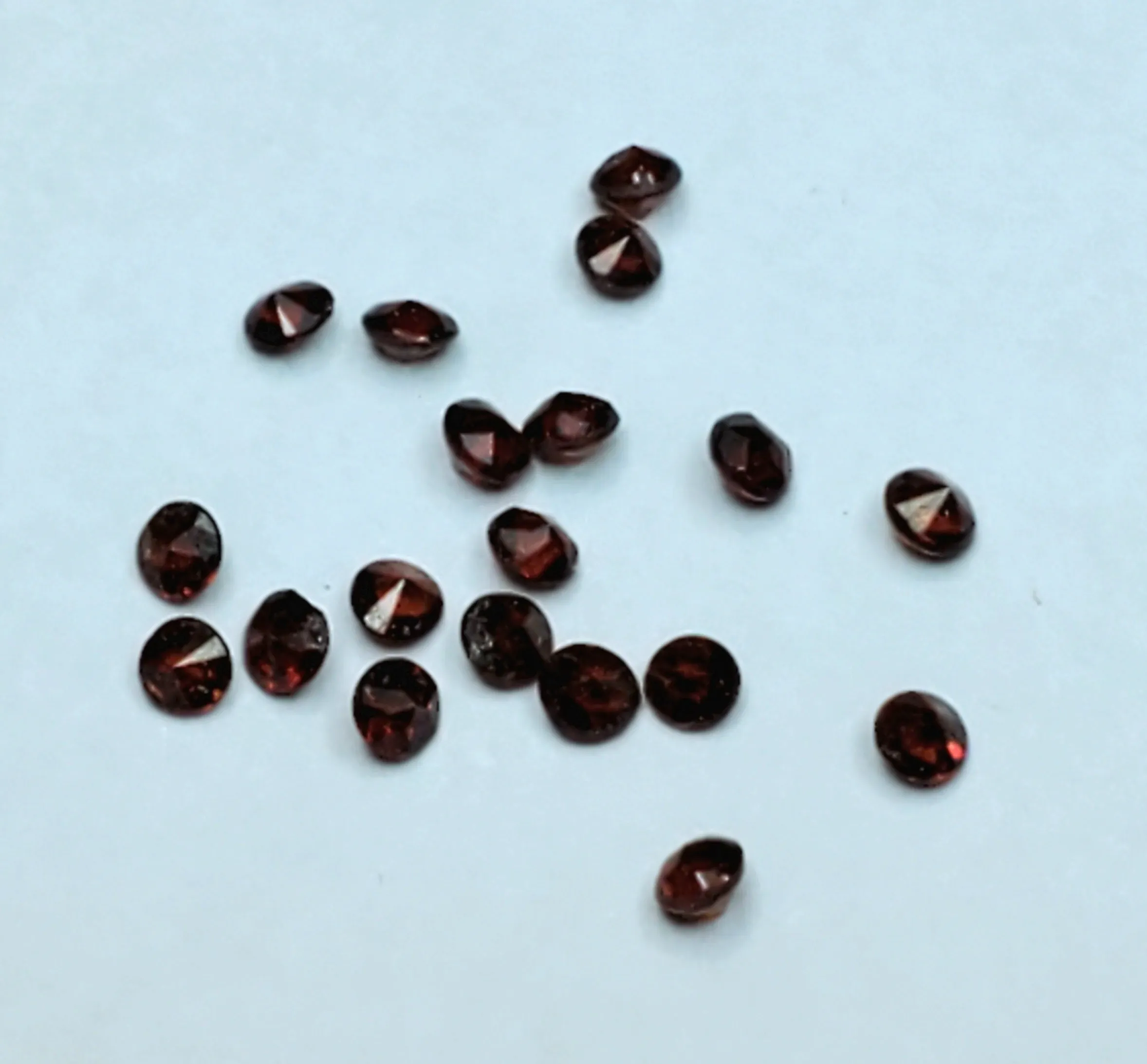 19 Round Cut Melee Garnets