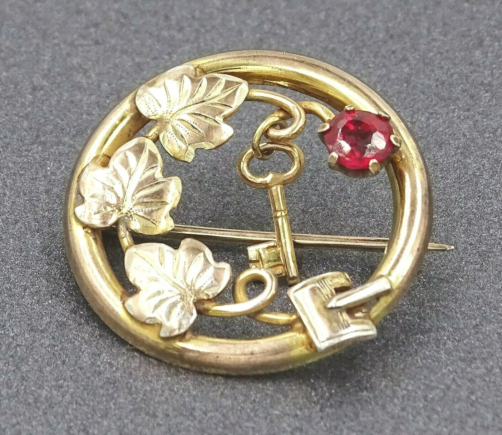 9ct Yellow Gold Lined Garnet Buckle Style Brooch