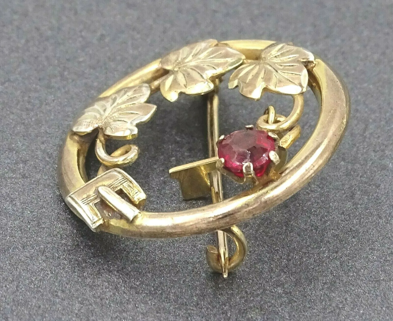 9ct Yellow Gold Lined Garnet Buckle Style Brooch