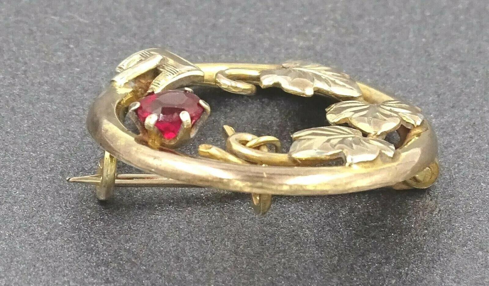 9ct Yellow Gold Lined Garnet Buckle Style Brooch